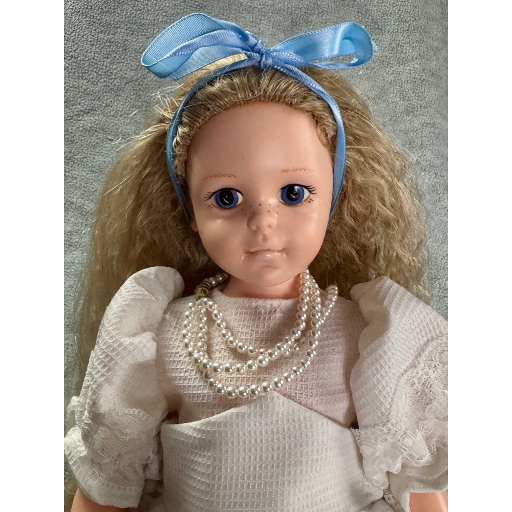 Robin Woods 1988 Alice Through the Looking Glass Doll Favorite Friends Fantasy